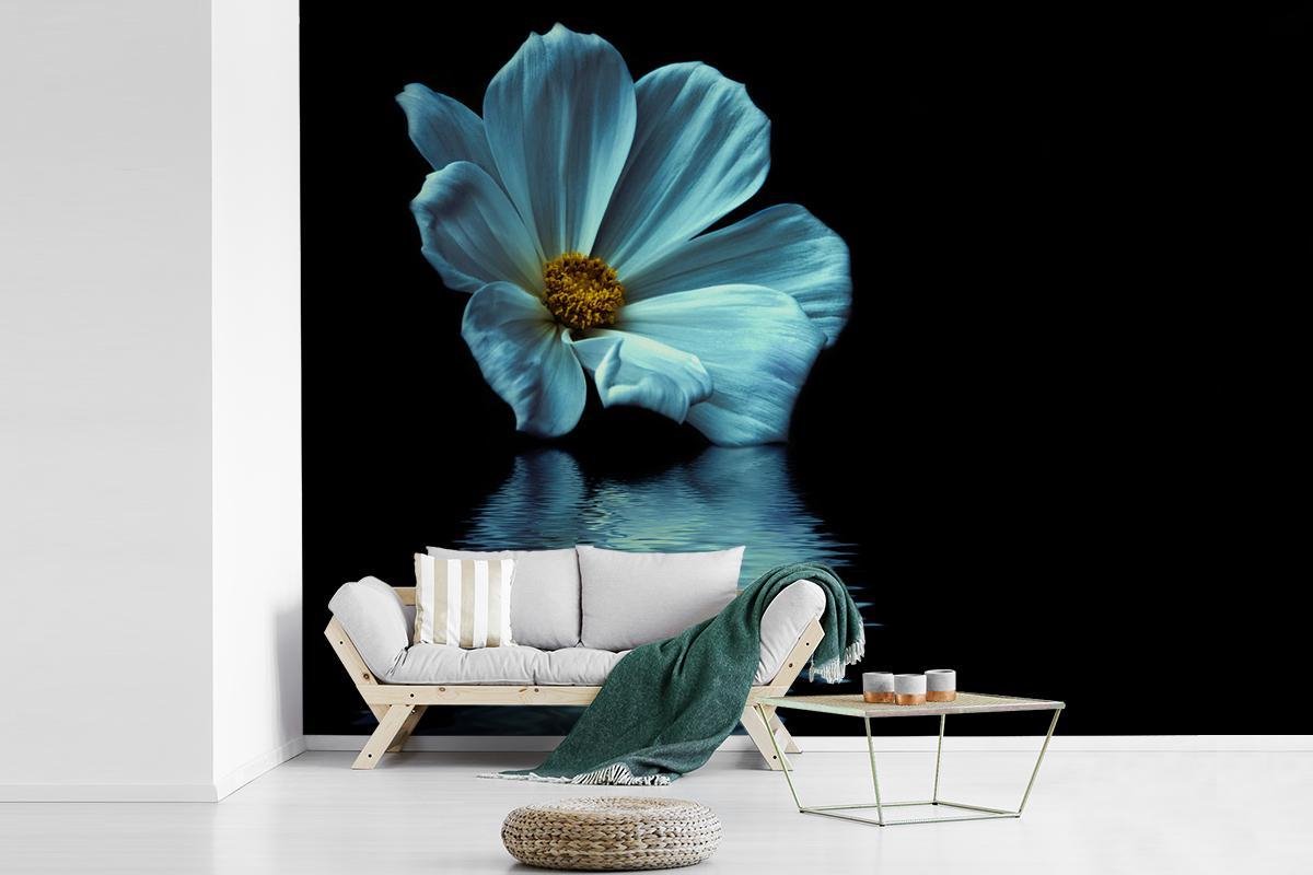 Behang - Fotobehang Witte bloem reflecteert in het water - Breedte 360 cm x hoogte 260 cm