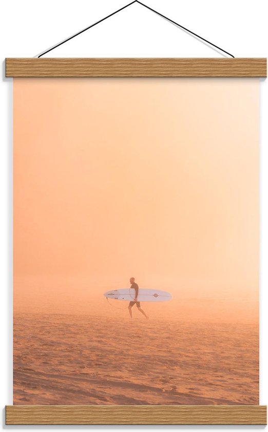 Schoolplaat – Surfer Lopend op het Strand - 30x40cm Foto op Textielposter (Wanddecoratie op Schoolplaat)