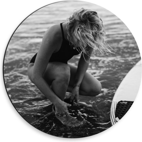 Dibond Wandcirkel - Knielende Surfer bij Surfplank (zwart/wit) - 30x30cm Foto op Aluminium Wandcirkel (met ophangsysteem)