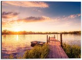 Dibond - Steiger naar Vissersbootje op Meer - 40x30cm Foto op Aluminium (Met Ophangsysteem)