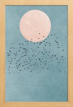 JUNIQE - Poster met houten lijst Fly Away - Een zwerm vogels en de