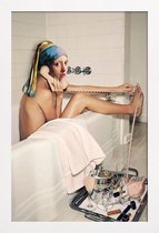 JUNIQE - Poster in houten lijst Girl with Pearl Earring Bath time