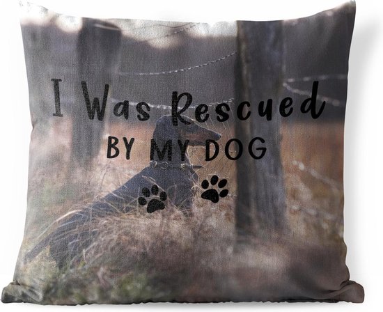 Buitenkussens - Tuin - Honden quote 'I was rescued by my dog' en een achtergrond met een teckel - 60x60 cm
