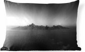Buitenkussens - Tuin - Bergen in de Grote Oceaan op het eiland Mo'orea in zwart wit - 60x40 cm