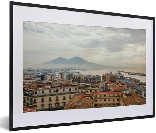 Foto in lijst - Uitzicht over Napels met op de achtergrond de Vesuvius in Italië fotolijst zwart met witte passe-partout 60x40 cm - Poster in lijst (Wanddecoratie woonkamer / slaapkamer)