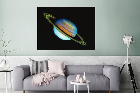 Affiche de Saturne aux teintes bleues, oranges et jaunes avec des anneaux sur fond noir.