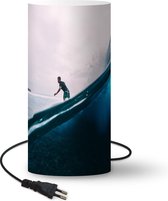 Lamp Semi onderwater - Man die aan surfen is lamp - 33 cm hoog - Ø16 cm - Inclusief LED lamp