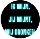 Forex Wandcirkel - Tekst: ''Ik Wijn, Jij Wijnt, WIj dronken'' Neon Letters Blauw/Zwart - 70x70cm Foto op Wandcirkel (met ophangsysteem)