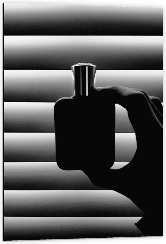Dibond - Zwart/Wit Parfumflesje Die Iemand Vasthoudt - 60x90cm Foto op Aluminium (Wanddecoratie van metaal)