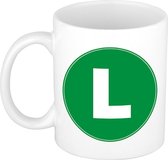 Mok / beker met de letter L groene bedrukking voor het maken van een naam / woord of team