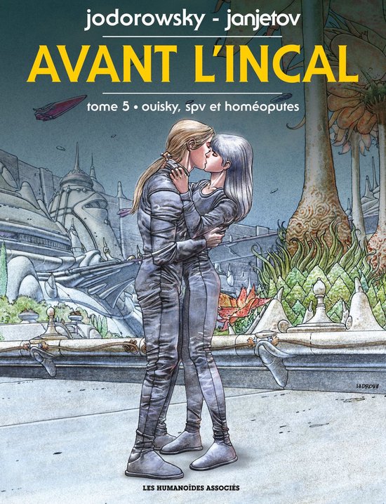 Deux personnes en combinaisons grises s'embrassent, avec une ville futuriste en arrière-plan.