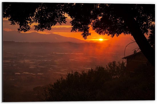 Dibond - Zon over Stad vanaf Berg - 60x40cm Foto op Aluminium (Wanddecoratie van metaal)