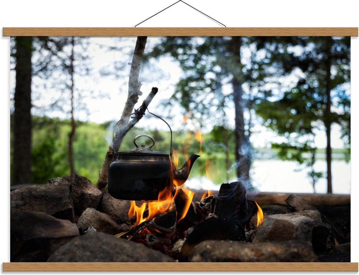 Schoolplaat – Ketel hangend boven Kampvuur - 90x60cm Foto op Textielposter (Wanddecoratie