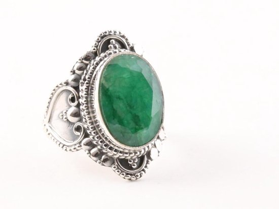 Bewerkte zilveren ring met smaragd - maat 19