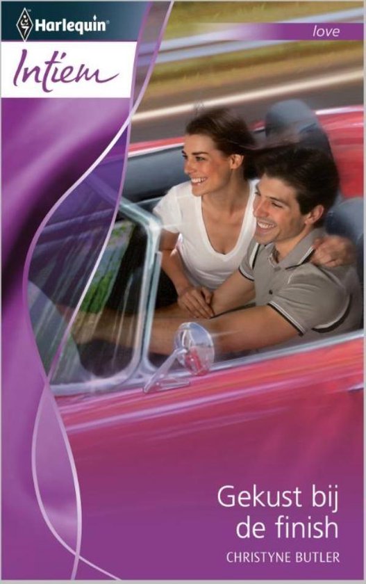 Een lachend koppel in een rode cabriolet, met de titel 'Gekust bij de finish'.