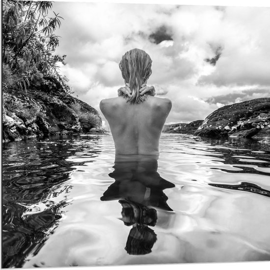 Dibond - Naakte Vrouw in het Water (zwart/wit) - 80x80cm Foto op Aluminium (Wanddecoratie van metaal)