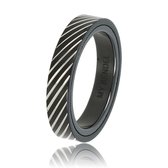 My Bendel - Gegraveerde ring met streepjes motief - Stoere  zwart keramieken ring gegraveerd met edelstalen strepen - Met luxe cadeauverpakking