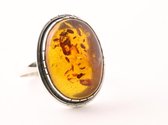 Ovale zilveren ring met amber - maat 16