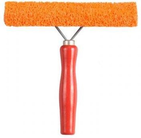 Raamtrekker met oranje spons en rood houten handvat.