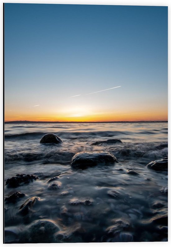 Dibond - Grote Stenen in Zee met Ondergaande Zon - 40x60cm Foto op Aluminium (Met Ophangsysteem)