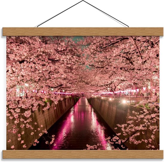 Schoolplaat – Romantische Boom aan het Water - 40x30cm Foto op Textielposter (Wanddecoratie op Schoolplaat)