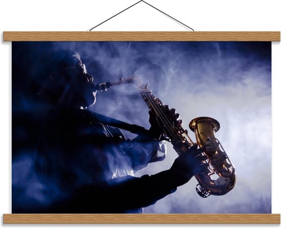 Schoolplaat – Saxofoonspeler bij Blauwe Lampen met Rook - 60x40cm Foto op Textielposter (Wanddecoratie op Schoolplaat)