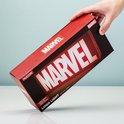 Hand houdt de doos van het Marvel logo licht vast. Doos toont het logo licht en tekst '2 LIGHT MODES'.