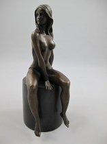 Bronzen beeld - Naakte dame op sokkel - Erotisch figuur - 27 cm hoog