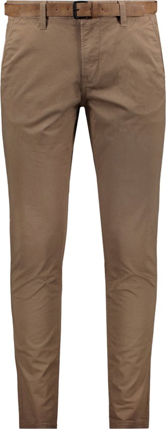 Bruine chino broek voor heren met bruine riem.