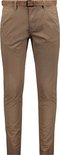 Bruine chino broek voor heren met bruine riem.