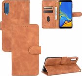 Voor Samsung Galaxy A7 (2018) Effen kleur Skin Feel Magnetische gesp Horizontale flip-kalftextuur PU-lederen tas met houder & kaartsleuven & portemonnee (bruin)