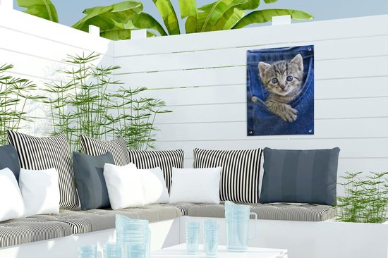 Tuinposter 30x40 cm - Tuindecoratie Een kitten in een denim jeans - Poster voor in de tuin - Buiten decoratie - Schutting tuinschilderij - Tuindoek muurdecoratie - Wanddecoratie balkondoek