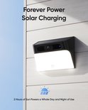 Eufy Security solar wandlamp camera aan een houten muur, verlicht door de zon. Tekst: "Forever Power Solar Charging".