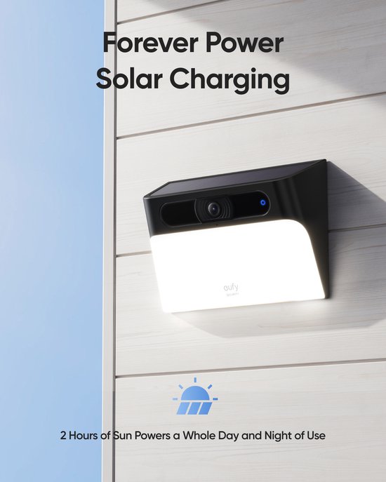 Eufy Security solar wandlamp camera aan een houten muur, verlicht door de zon. Tekst: "Forever Power Solar Charging".