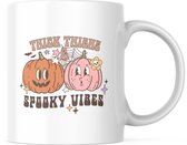 Halloween Mok met tekst: Thick thighs, Spooky Vibes | Halloween Decoratie | Grappige Cadeaus | Grappige mok | Koffiemok | Koffiebeker | Theemok | Theebeker