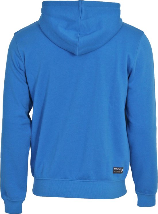 Achterkant van een blauwe hoodie met capuchon en een label met merknaam.