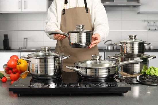 Een persoon in een schort staat in een keuken met een inductiekookplaat waarop een pannenset staat.