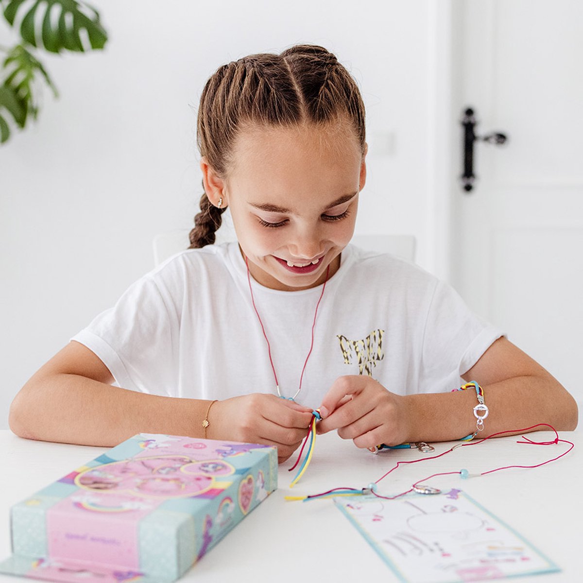 Totum Unicorn 2 armbandjes en ketting maken sieraden knutselset | knutselen speelgoed meisjes vanaf 5 jaar | 25-delig met metalen unicorn bedel — cadeau in Spellen & Speelgoed - foto 7