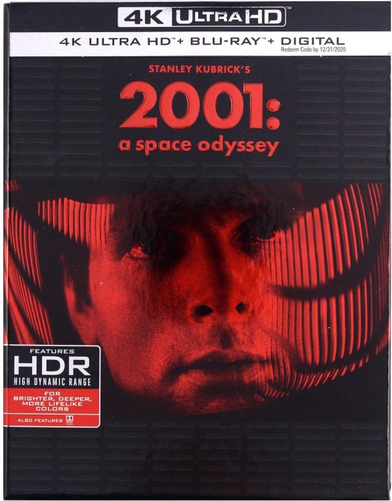 De voorkant van de 4K Ultra HD, Blu-Ray + Digitale uitgave van Stanley Kubricks "2001: A Space Odyssey". Een close-up van een gezicht in rood licht met een patroon van lijnen.