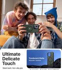 Drie personen bekijken een telefoon met donkergroen hoesje, met de tekst 'Ultimate Delicate Touch'.