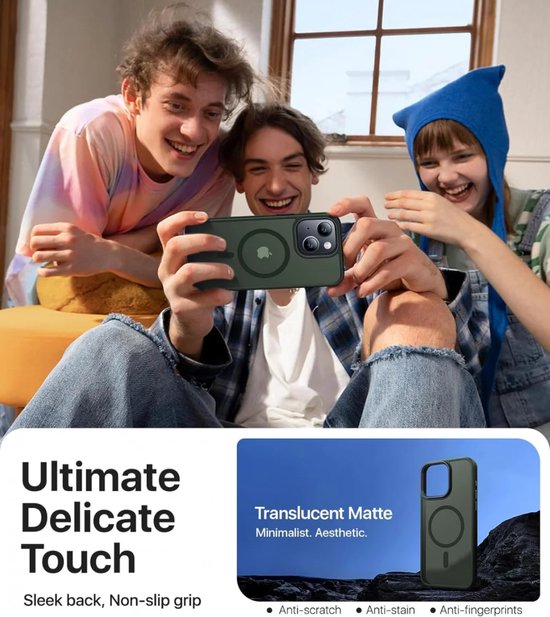 Drie personen bekijken een telefoon met donkergroen hoesje, met de tekst 'Ultimate Delicate Touch'.
