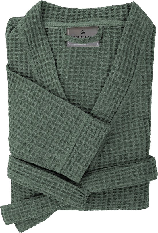 Olijfgroene wafel badjas, gevouwen, met ceintuur vastgestrikt.