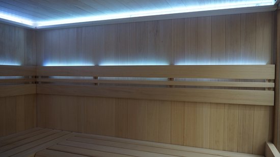 Interhiva Sauna Royal De Luxe - Finse Sauna - Inclusief Sauna-Accessoirespakket - Sauna cabine - 2m x 2m - Interhiva