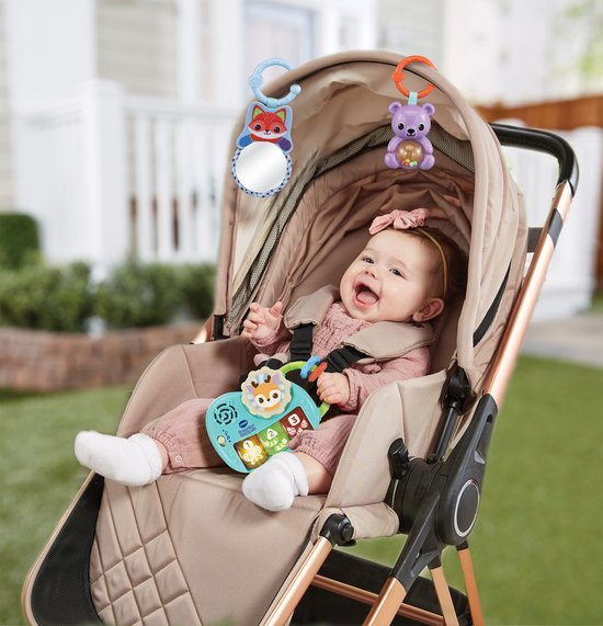 Baby in een kinderwagen met VTech Tummy Time Knuffelhertje speelgoed en rammelaars.