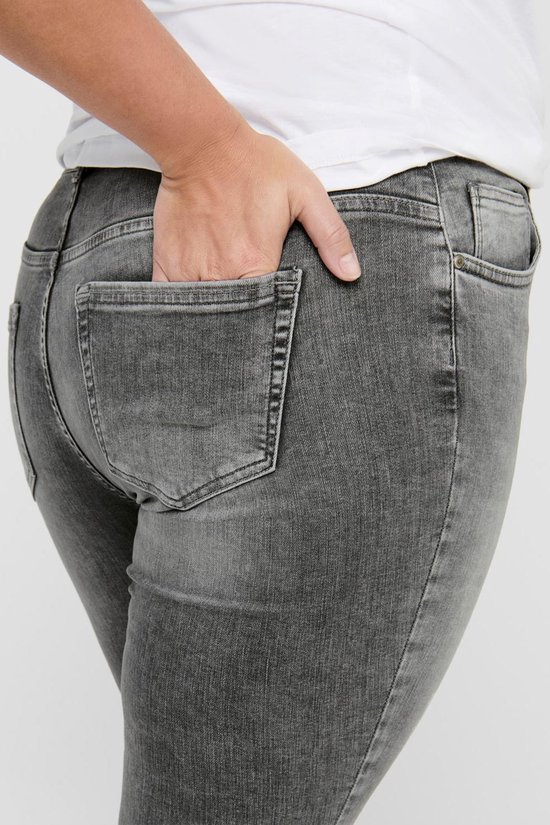 Achterkant van grijze skinny jeans met rafelende zoom.