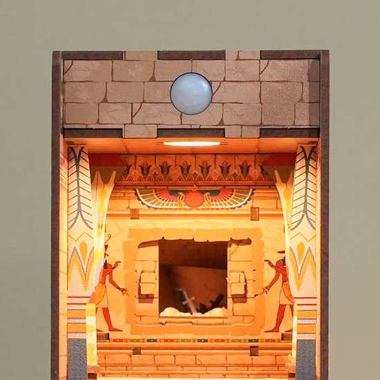Interieur van de Egyptische boekensteun met twee krijgers, hiërogliefen, oranje verlichting en LED-licht.