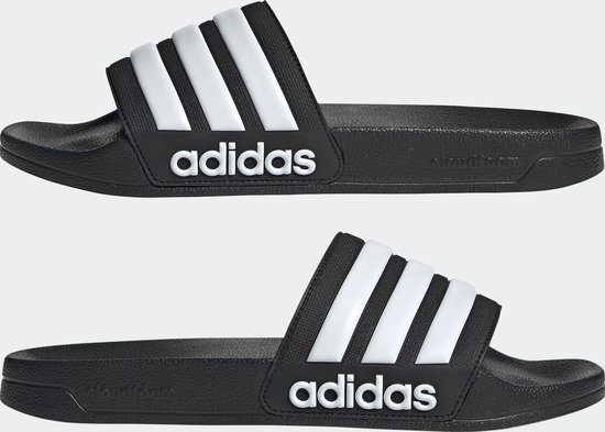Deux sliders adidas noirs avec trois bandes blanches et logo adidas sur la bride.