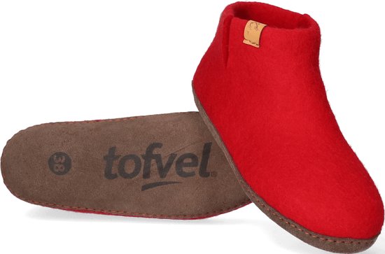 Rode wollen slof met bruine zool en uitneembare binnenzool met "toffel" logo.