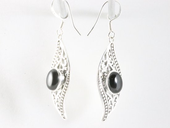 Boucles d'oreilles longues en argent ciselé avec onyx