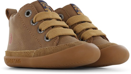 Bruine leren Shoesme booties met veters. Aan de zijkant staat SHOESME in reliëf.